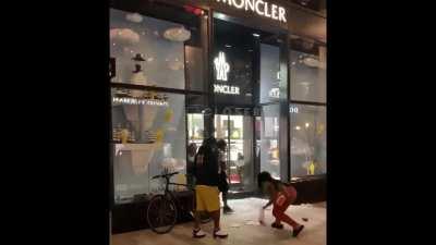 BLM Protesters take a visit to Louis Vuitton !