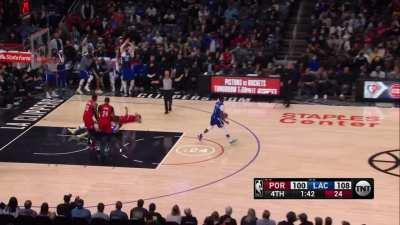 [Highlight] Covington blows the layup on the fast break opportunity for the Blazers