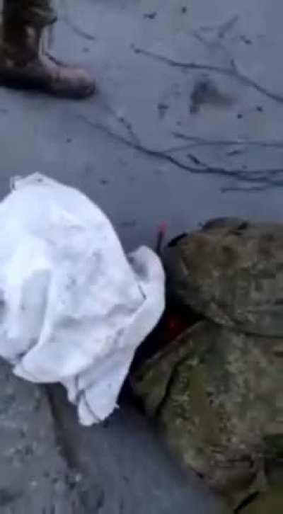 Ukrainians interrogate and shoot russian PoW in the legs