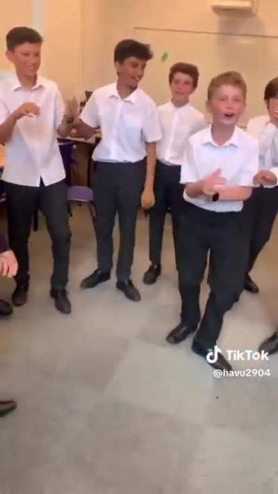 Western kids rap battle... in Chinese...10 for effort.