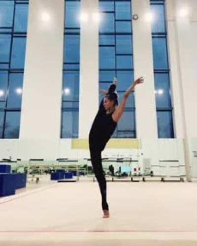How Rhythmic gymnasts do the split! Source: @Seleznevaaa on IG