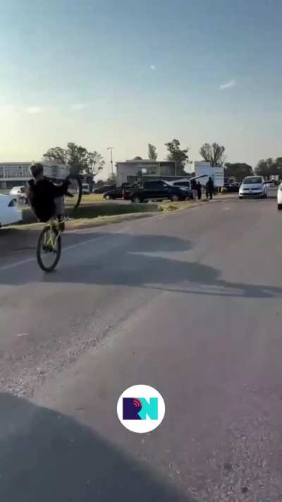 Preocupación en Rafaela por un pibito stunt que encara los autos de frente con la bicicleta para las redes