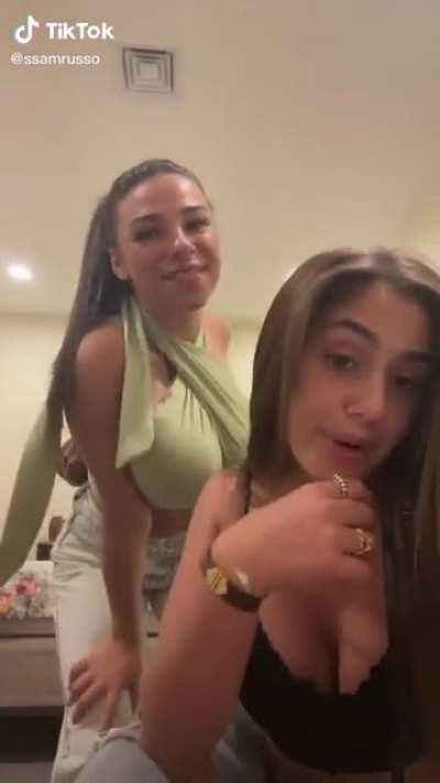 Just two GORGEOUS GIRLS 🤩😍