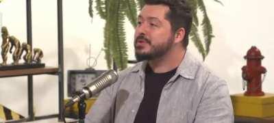 Atila contando sobre como ele e um grupo de amigos ficaram ricos vendendo marmita no centro de São Paulo