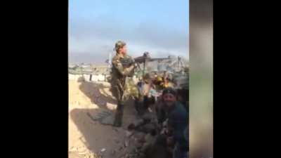 keskin nişancıya kafa tutan arap