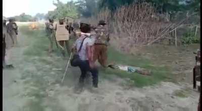 Police shoot a protest in India (Assam) and a Jornalist kicks and punches the body