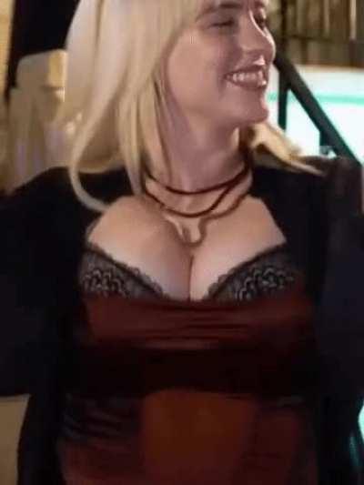 Billie Eilish bouncing her tits