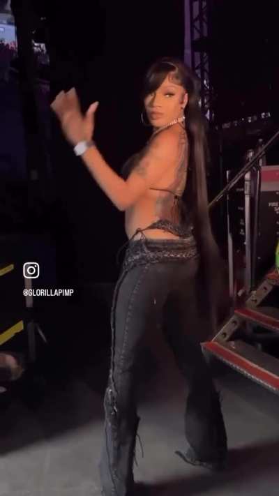 GloRilla showing off