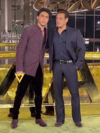 Aryan Khan shakes hand with Bhoi after posing with him. Looks like he really respects him. Thoughts?