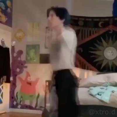 WHY HE DANCE LIKE THAT THO!!!? 😦 [repost because sound and aspect ratio 😡😡]