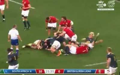 Faf de Klerk like a drunk 13 year old attempting to mosh at his first gig.