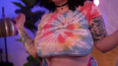 Let me feel some of your good vibrations 🤤☮️ New 9+ video trying out some new sex furniture going up on my Onlyfans ✨