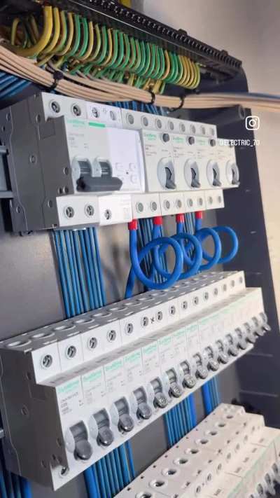 Incredibly satisfying to watch an expert doing their job (source link in description)