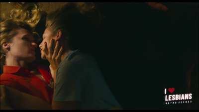 Retro Scenes: Breeda Wool & Lola Kirke - 