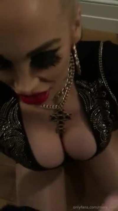 Bimbo milf cocksucker