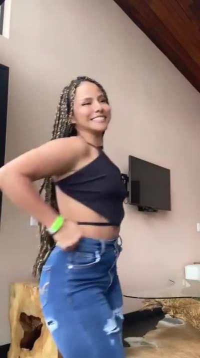 Emily (@ilovesmilinggg)