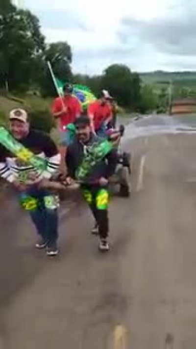 Assim sim - Lição de espertividade: Ocorreu agora a pouco, em Palma Sola SC, o pagamento da aposta entre amigos. Bolsonaristas tiveram que puxar a carroça, com os petistas zoando deles.