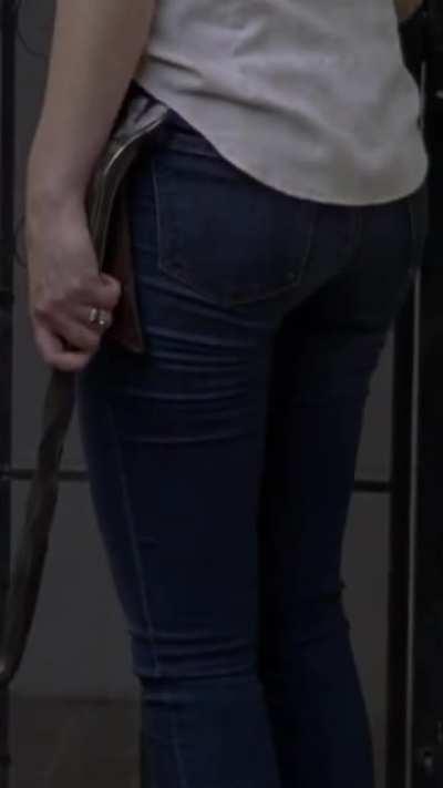 Those ass cheeks in those jeans 🤤🤤