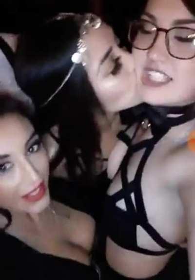 Pornstar Kat Monroe tongue sucking