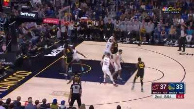 [Highlight] Caris LeVert puts the CLAMPS on Klay Thompson for an entire possession 🔐