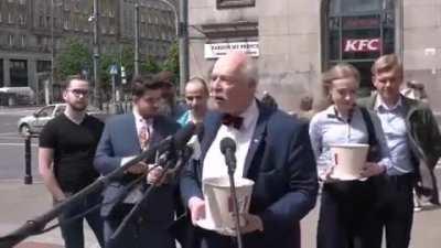 Korwin rozpoczyna eksperyment. RIP Janusz.