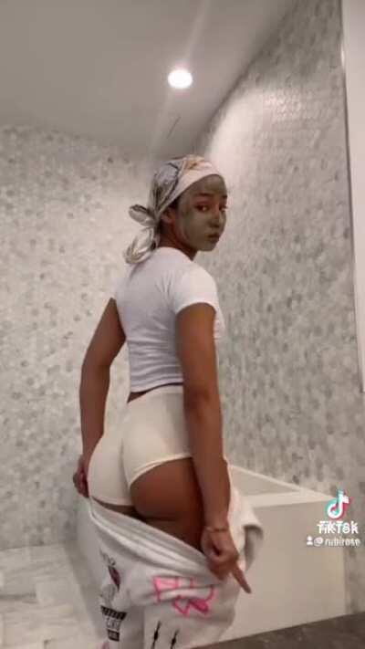 GAWD DAYAMMMM GURL. Hold on lemme get my glasses 👓🤏🏽 🙌🏾