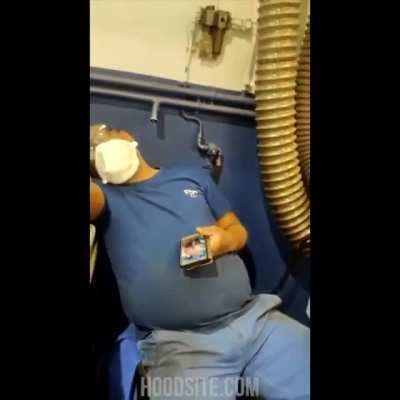 is basinda uyuya kalmis..