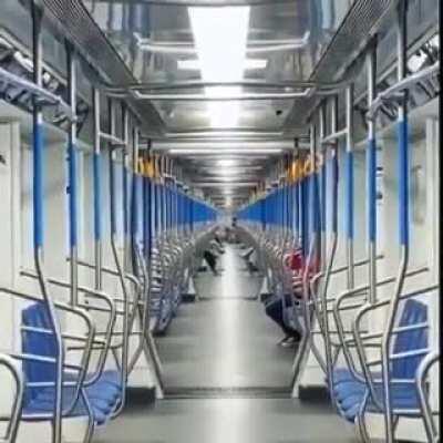 Астановите! Эластичный поезд.