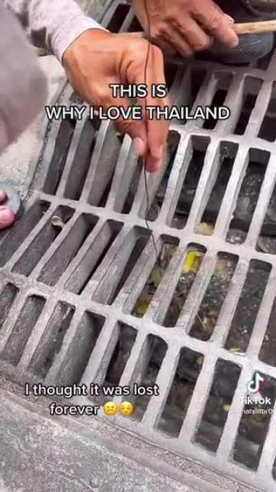 Dudes helps tourist that dropped his airpods