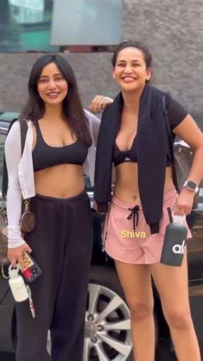 Neha Sharma aur Aisha Sharma ka jhulte hue chuche dabane aur choosne ka man hai....🤤🤤🤤 Pura doodh hai dono ke paas..