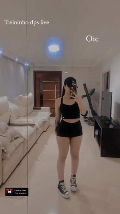 Só queria ver ela de costas com esse shortinho 