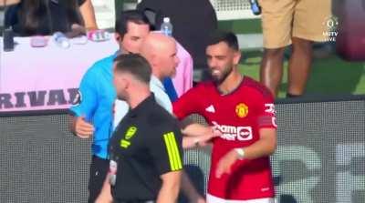 Bruno Fernandes pullig Erik ten Hag away from the 4th official