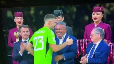 Argentina goal keeper Martínez disrespects after receiving his trophy