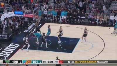 [Highlight] Giannis sends Dbooks layup attempt flying