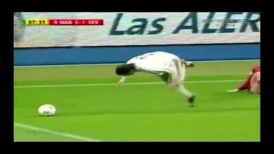 Santiago Solari is one of the most underrated players we had, playing regularly in the Galácticos era is something else.