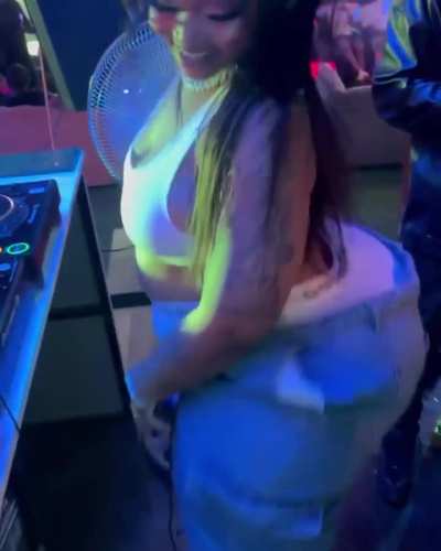 Those jeans are full 😍