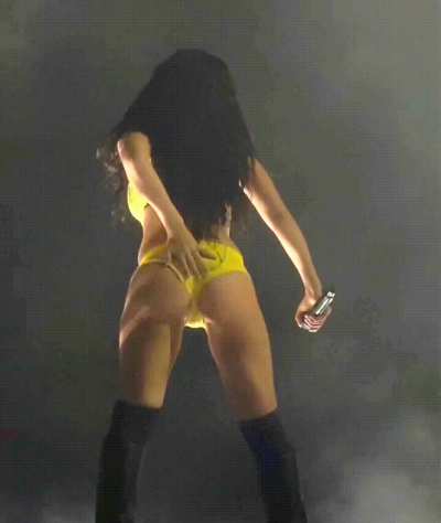 Charli shaking it in slo mo 😵‍💫😵‍💫