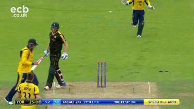 Mark Wood shatters David Willey's helmet