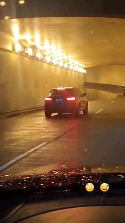 Выглядит как яма на дороге, но это банальная ...