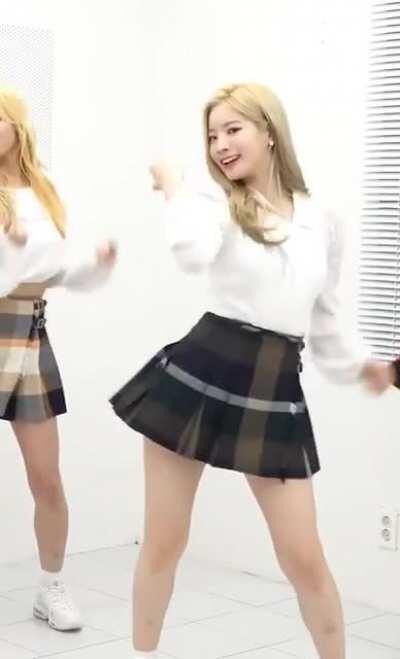 Dahyun with the moves (ft. Tzuyu & Sana)