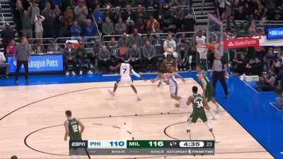 [Highlight] Fiserv Forum rejoices chicken wings as Embiid misses both FTs as Giannis gives one himself for the charge