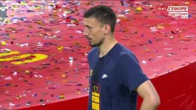 Jogadores do próprio Barcelona se revezando para tirar fotos com o Messi