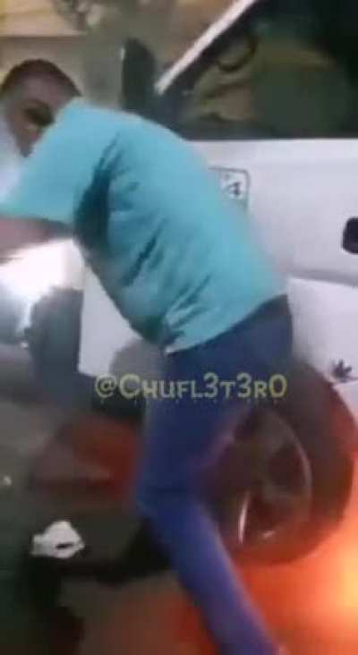 Este es el momento en el que un auto embistió a un motociclista y para escapar arrastró la motocicleta varios kilómetros. Automovilistas lo persiguieron y golpearon... ocurrió en la zona límite de Iztapalapa y Nezahualcóyotl (México)