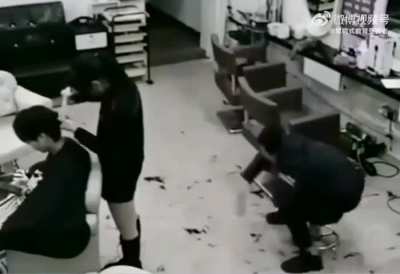 每次坐这种升降椅都特别怕这种意外出现！