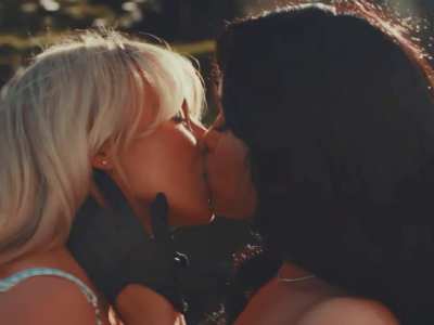 Jenna Ortega & Sabrina Carpenter Kiss