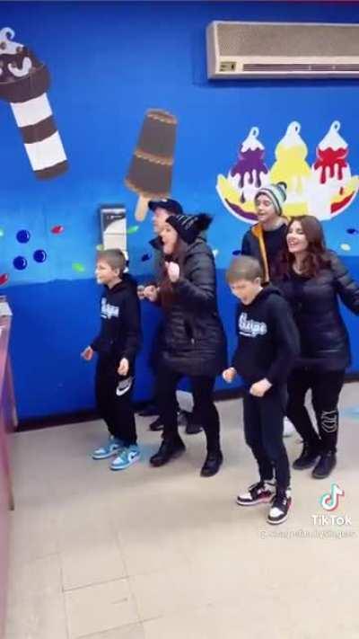 Cashier doesnt get paid enough for this