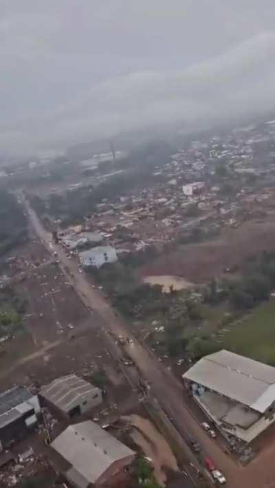 Estas são as ruínas da cidade de Estrela, a guerra nos atingiu. Vamos sobreviver e vamos nos reerguer.