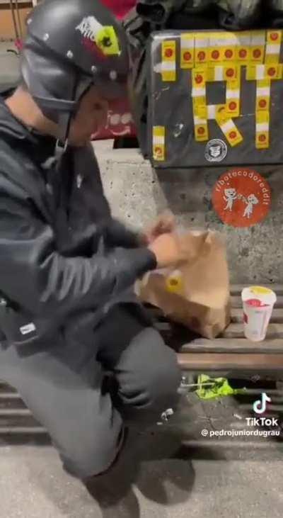 Justo, comeria o lanche e o cliente ainda