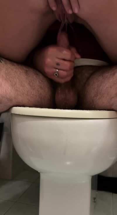 He loves when i clean his cock with pee