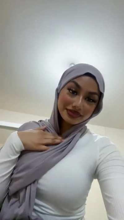 Hijabi loves to show body